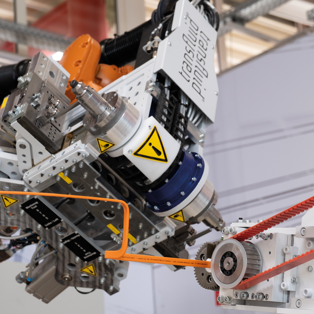 Industrieroboter biegt Kupfer-Stromschiene (Busbar) automatisiert in Fertigungsanlage.