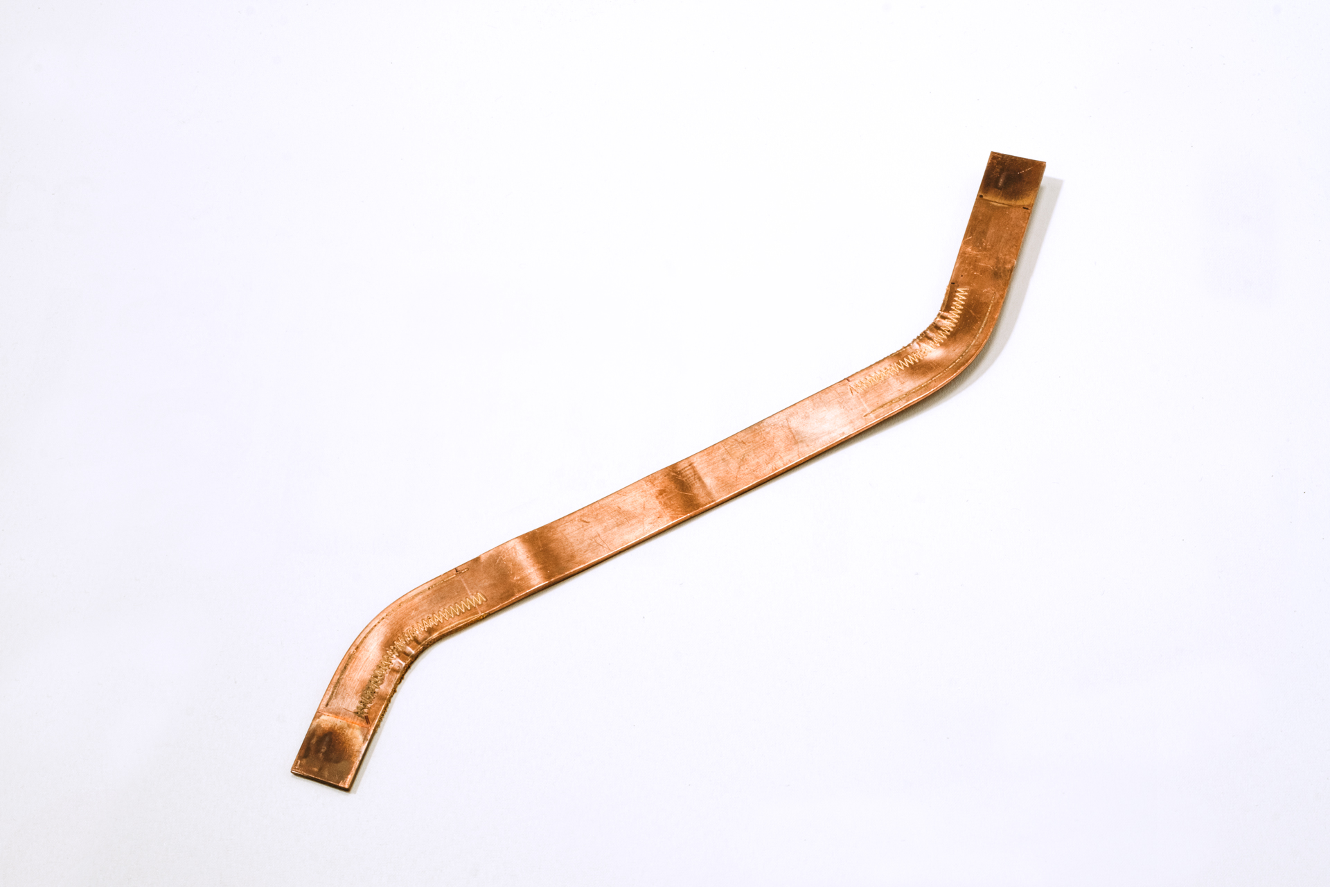 Flach gebogene Kupfer-Stromschiene (Busbar) für Hochstromanwendungen.