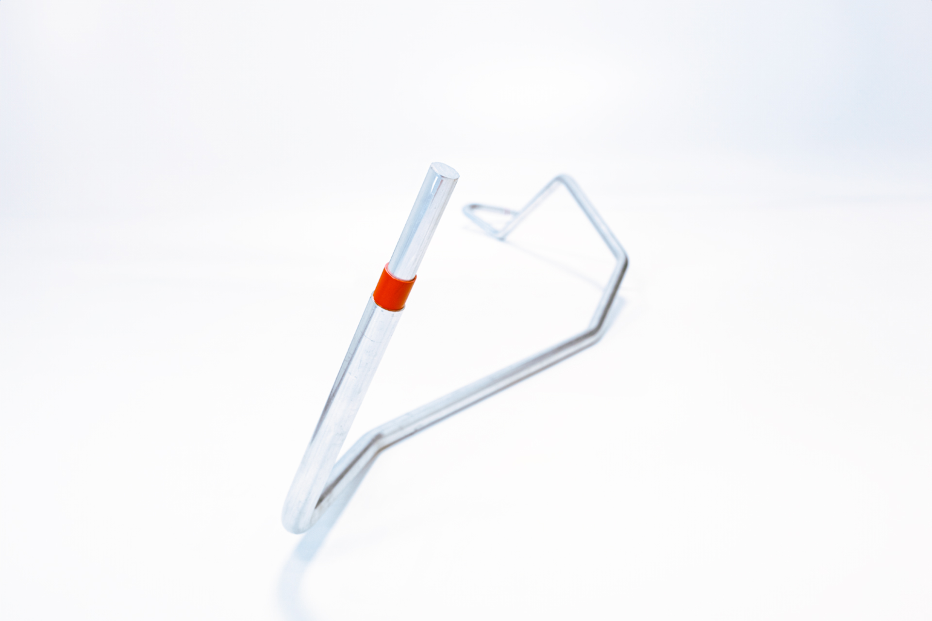 Gebogene Stromschiene (Busbar) mit isoliertem Kontaktbereich.