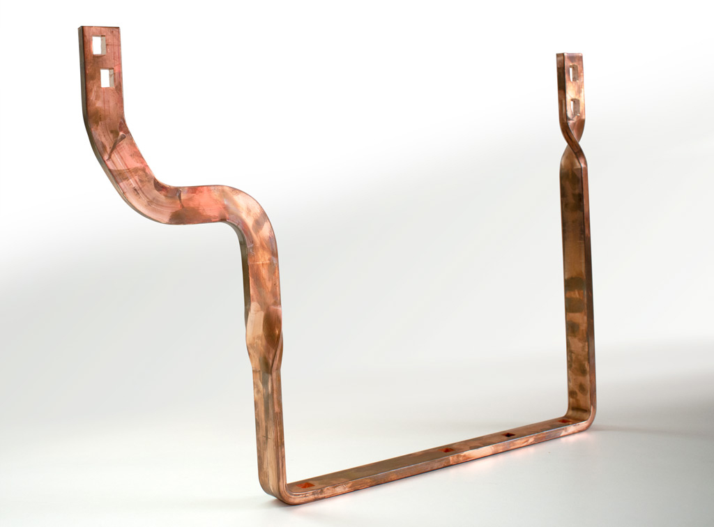 Gebogene Kupfer-Stromschiene (Busbar) mit komplexer Geometrie und gestanzten Anschlussflächen