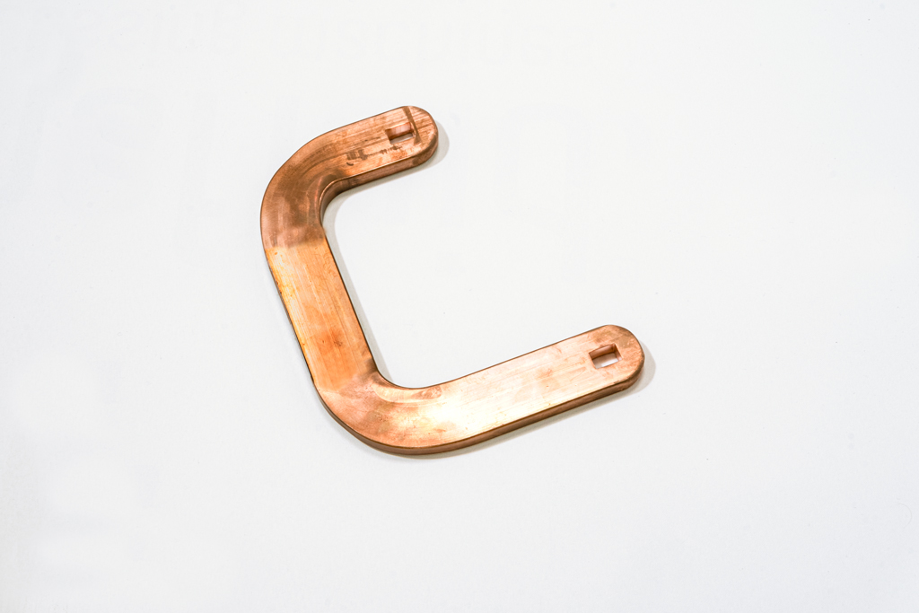 Gebogene Kupfer-Stromschiene (Busbar) mit gestanzten Anschlussflächen.