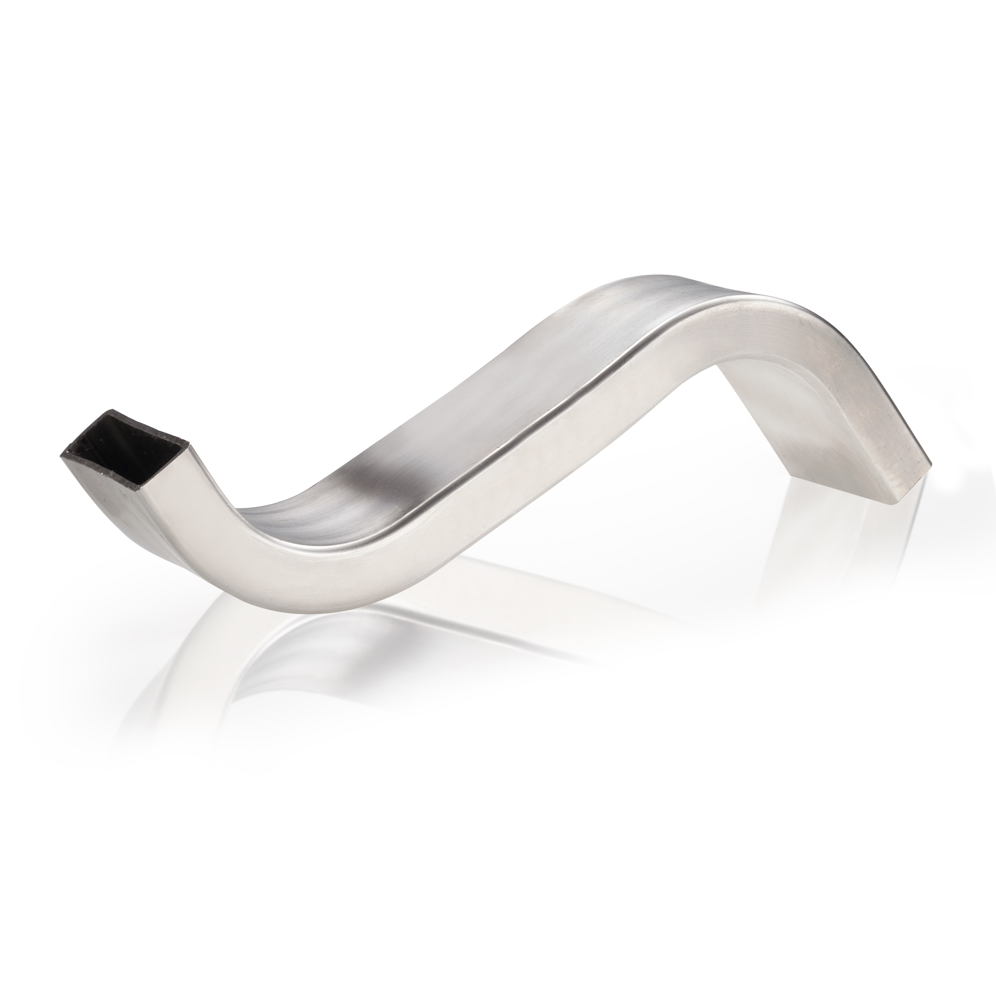 Geschwungenes Metallrohr mit fließender S-Form.