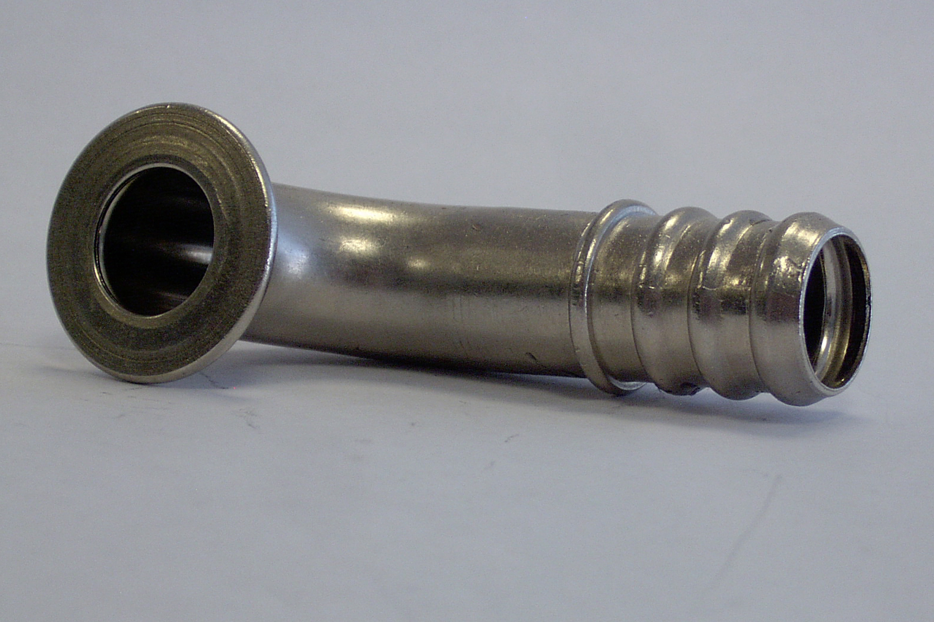 Metallrohr mit präzise umgeformtem Anschluss und Dichtkontur durch transfluid Rohrumformtechnik für HVAC-Systeme.