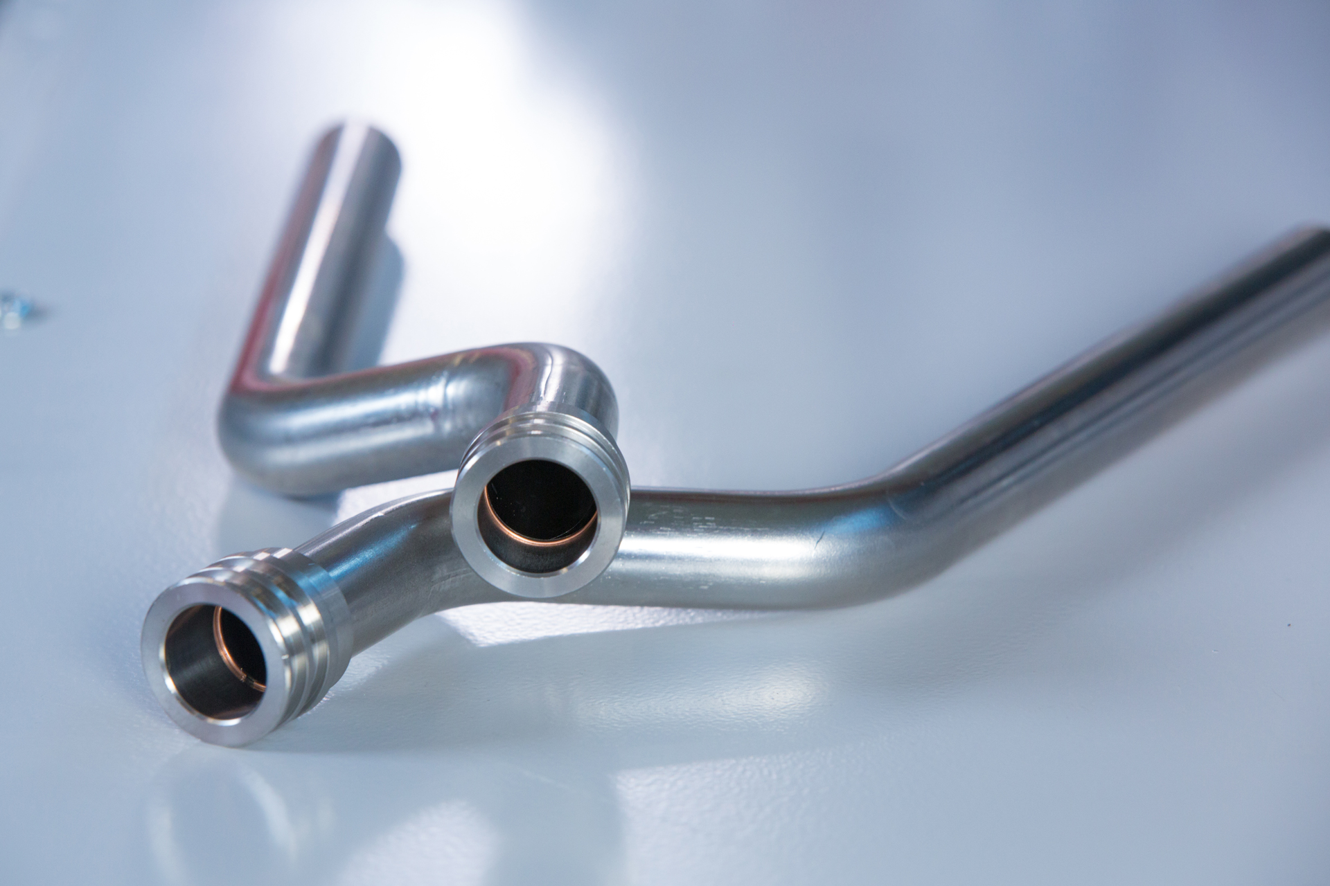 Gebogene Edelstahlrohre mit präzise umgeformten Anschlussenden durch transfluid Rohrbearbeitung für HVAC-Systeme.