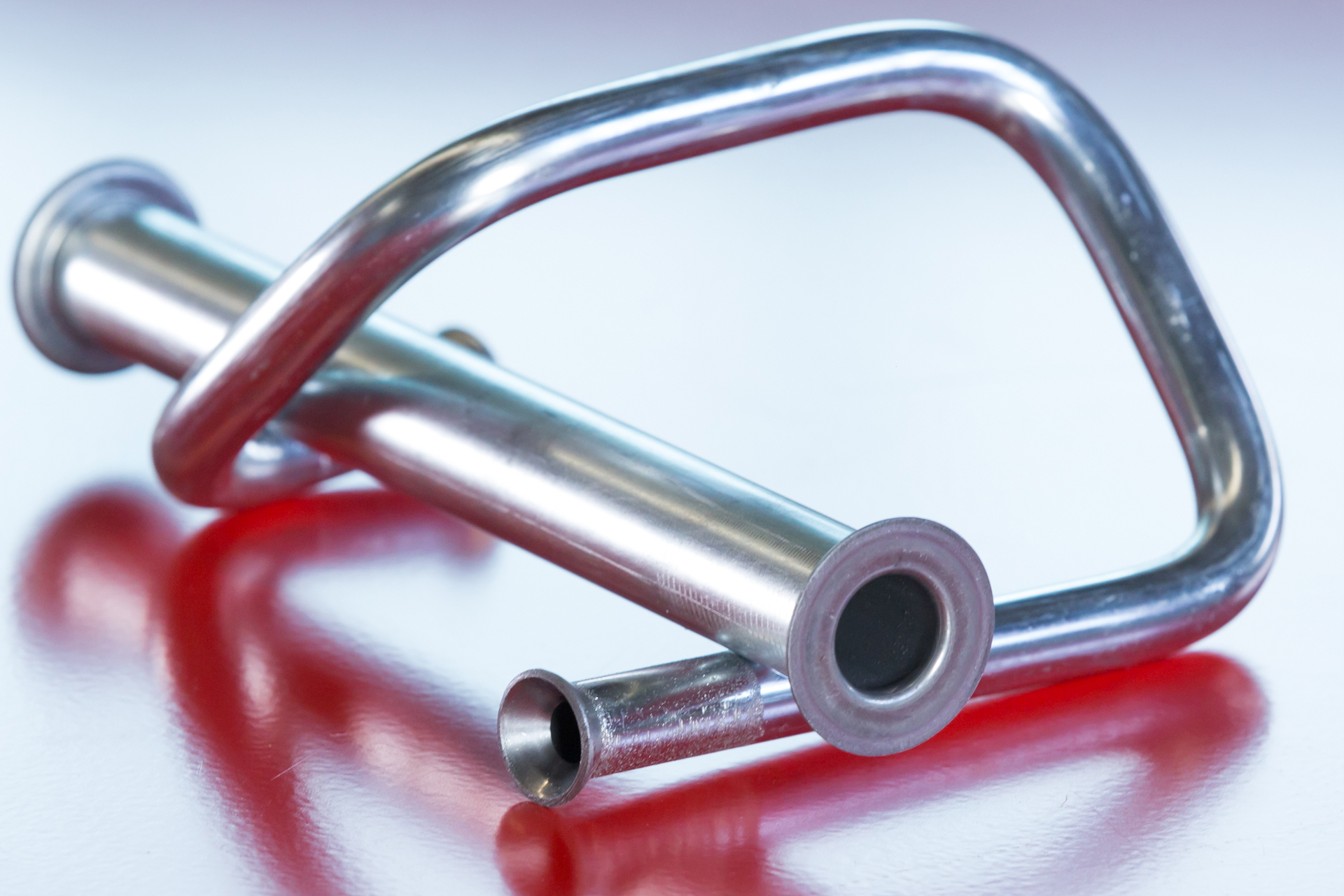 Gebogenes Edelstahlrohr mit Flanschanschlüssen für industrielle Rohrsysteme.