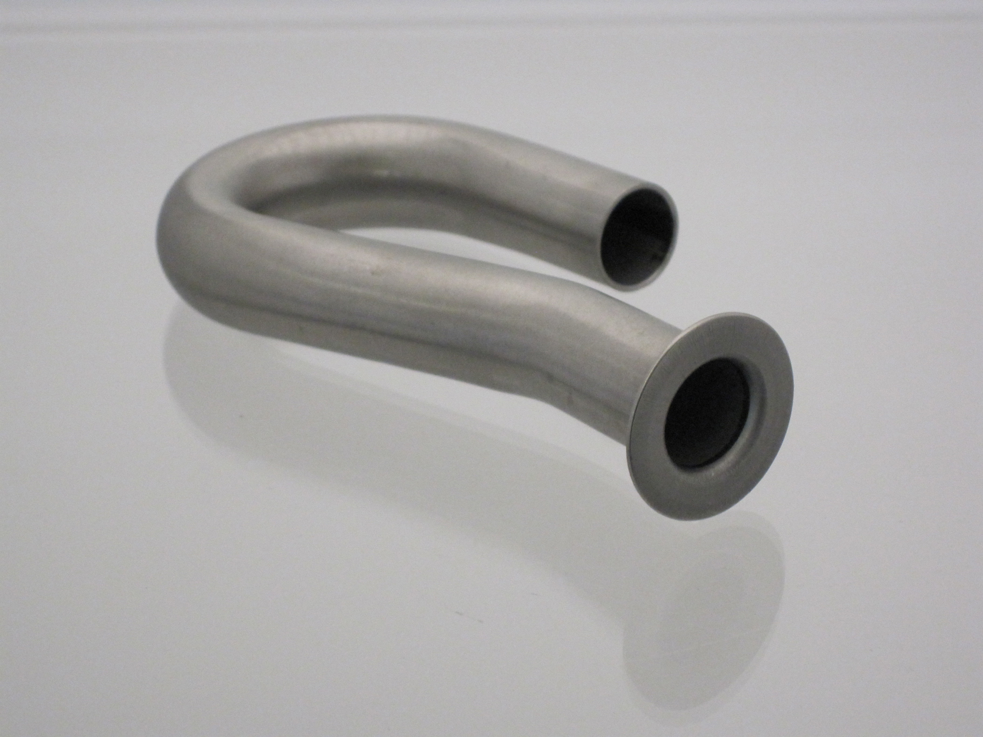 U-förmig gebogenes Edelstahlrohr mit Flanschanschluss für industrielle Anwendungen.