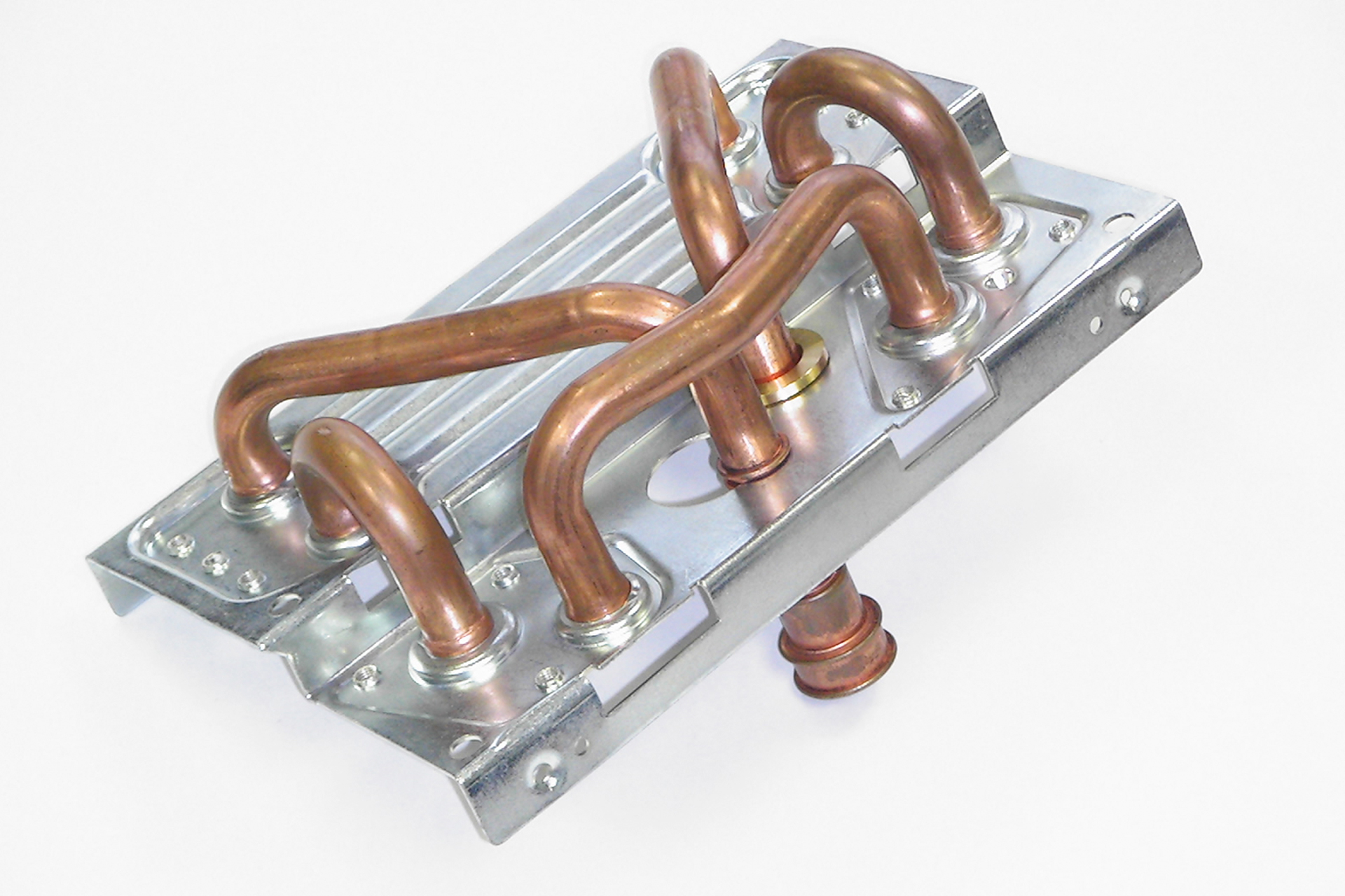 Kupferrohrsystem mit mehreren gebogenen Leitungen auf Montageplatte für HVAC-Anwendungen.