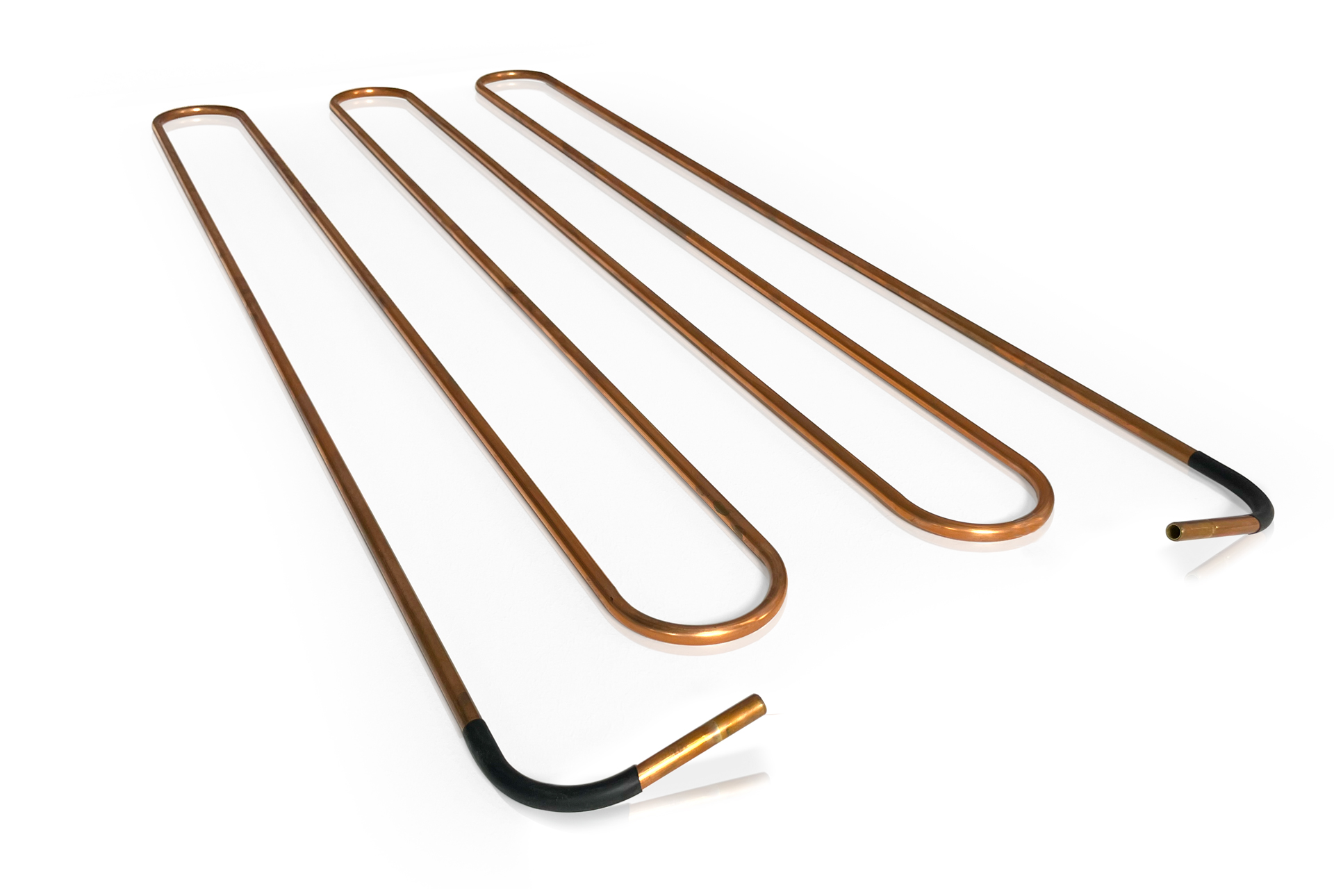 Mehrfach gebogene Kupferrohre in U-Form durch CNC-Rohrbiegen von transfluid für HVAC-Systeme.