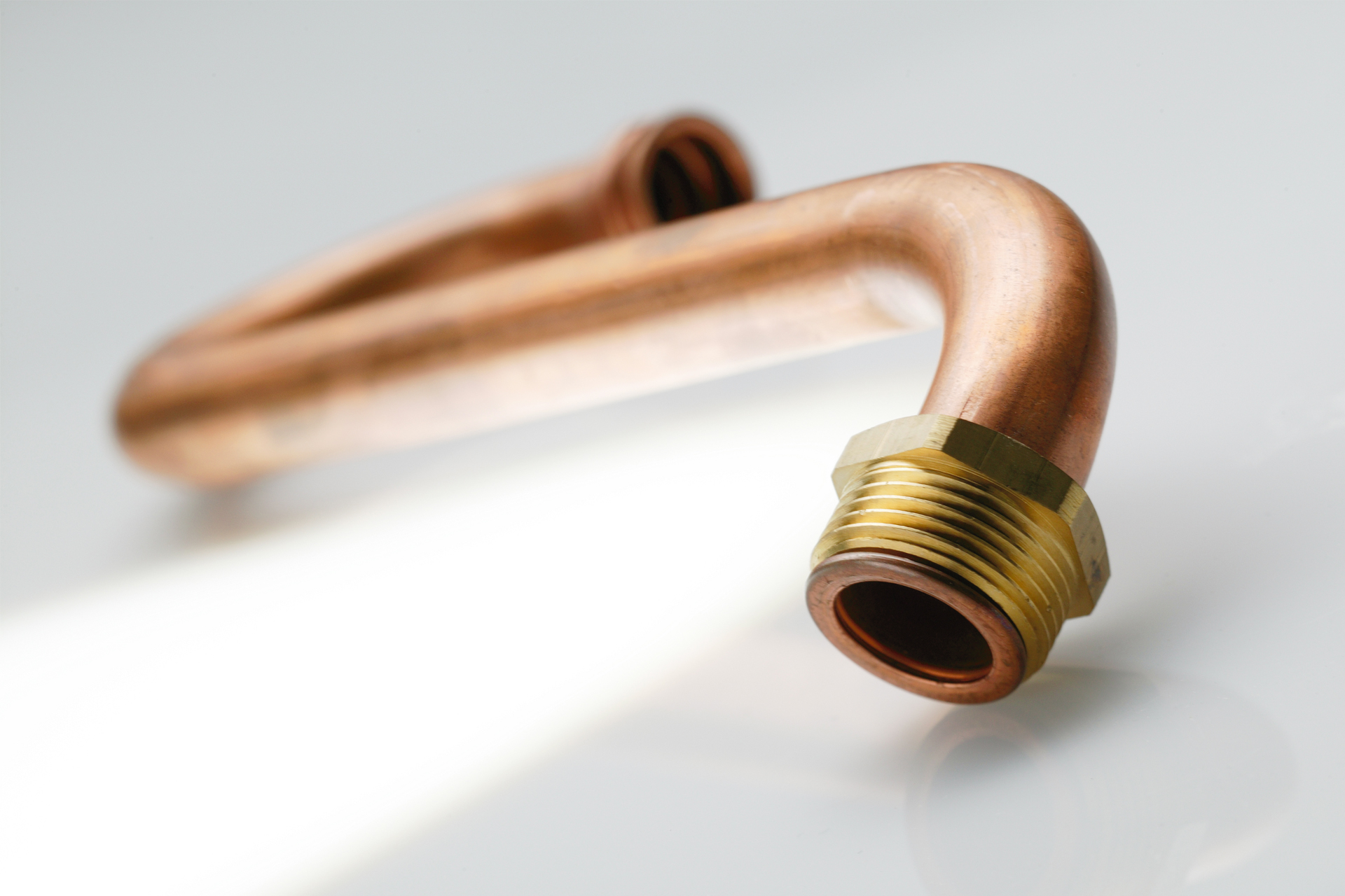 Gebogenes Kupferrohr mit Gewindeanschluss für HVAC- und Sanitärsysteme.