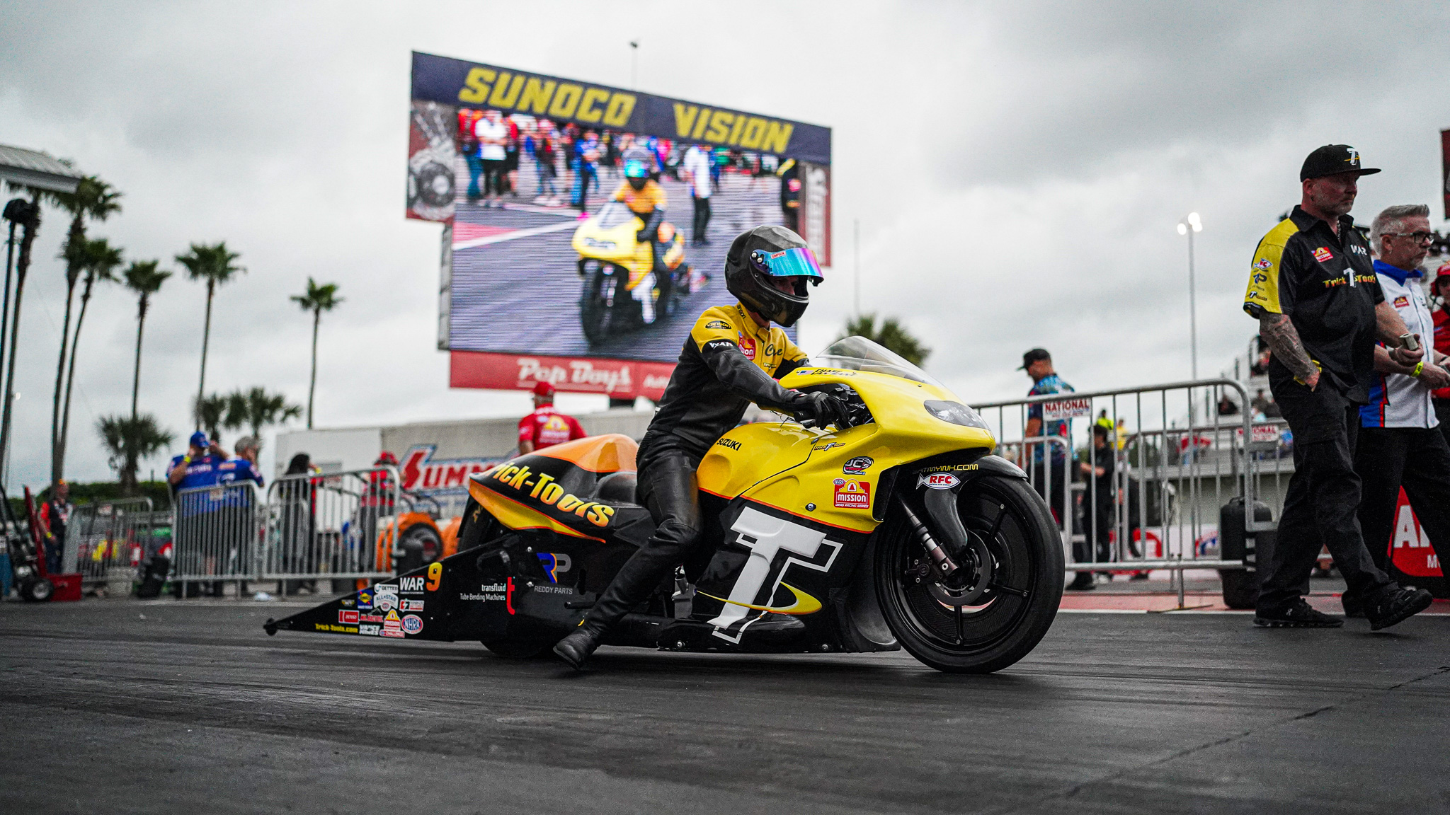 Drag Racing Fahrer auf Suzuki Rennmotorrad am Start vor Zuschauern.
