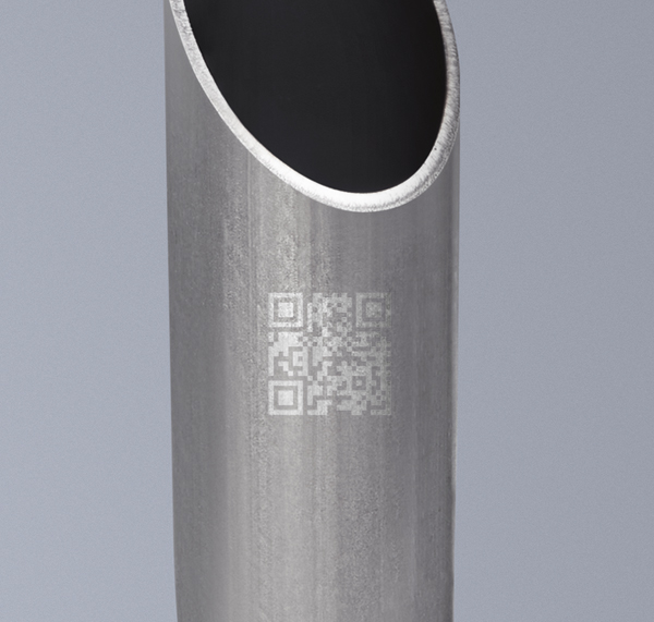 Metallrohr mit gelasertem QR-Code zur Rückverfolgbarkeit in der industriellen Rohrbearbeitung.