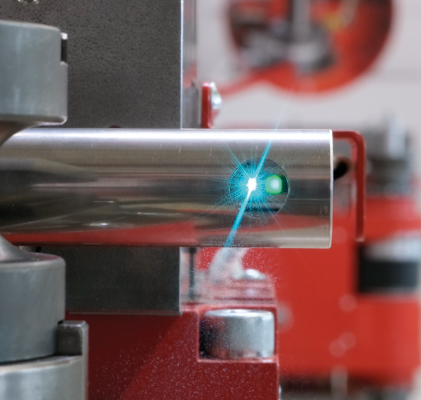 Laserbasierte Ausrichtung eines Metallrohrs in einer automatisierten Rohrbearbeitungsanlage von transfluid und TRUMPF.