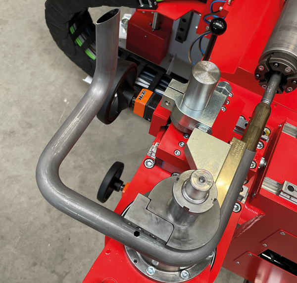CNC-Rohrbiegemaschine von transfluid beim präzisen Biegen eines Metallrohrs.