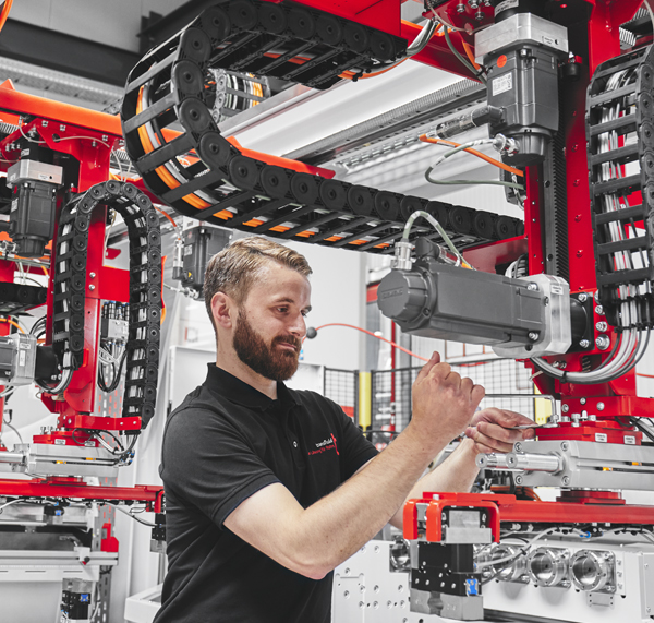 Techniker richtet automatisierte Rohrbearbeitungsanlage von transfluid und TRUMPF in der Produktion ein.