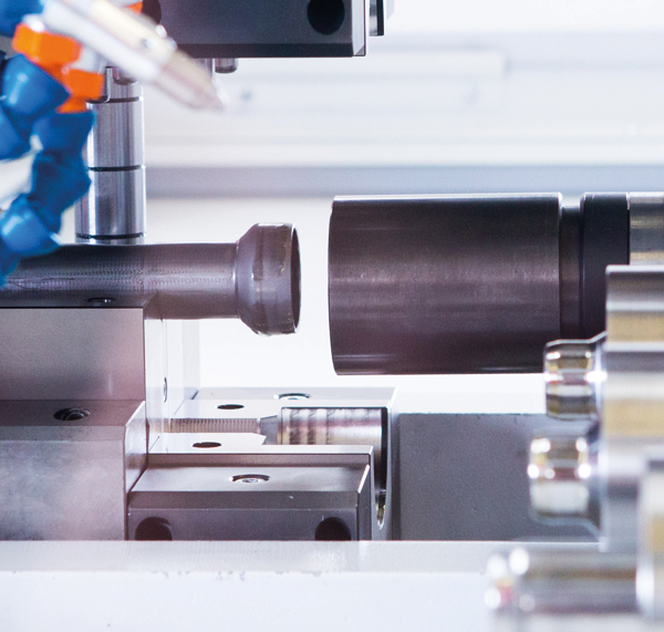 Rohrumformung in einer CNC-Anlage von transfluid mit präziser Endbearbeitung eines Metallrohrs.