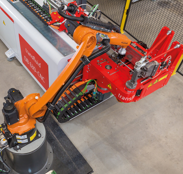 Industrieroboter belädt CNC-Rohrbiegemaschine von transfluid in automatisierter Rohrbearbeitung.