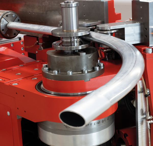 CNC-Rohrbiegemaschine formt Metallrohr mit hoher Präzision in der industriellen Rohrbearbeitung.