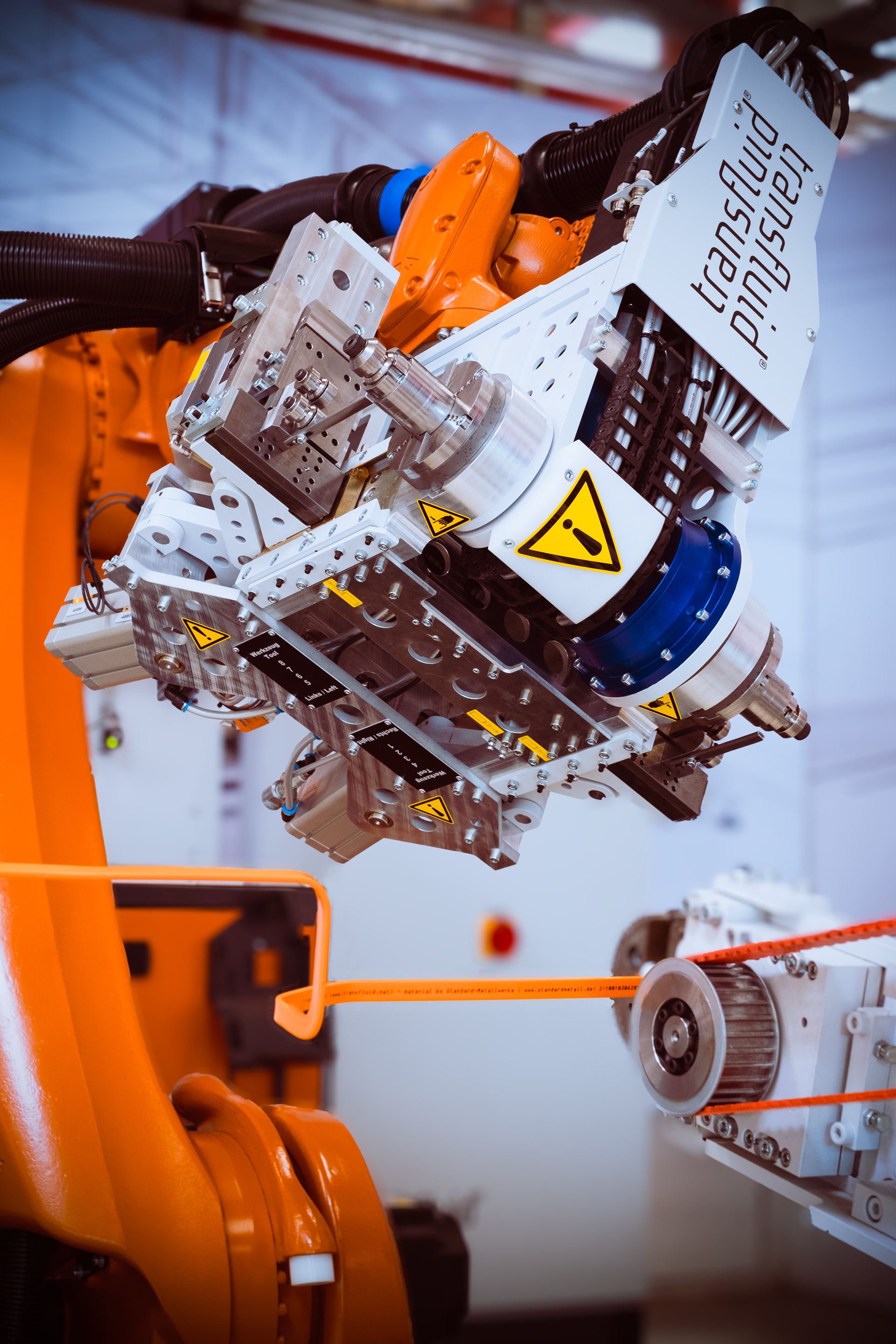 Industrieroboter mit Werkzeugkopf für automatisierte Rohrbearbeitung und Umformtechnik.