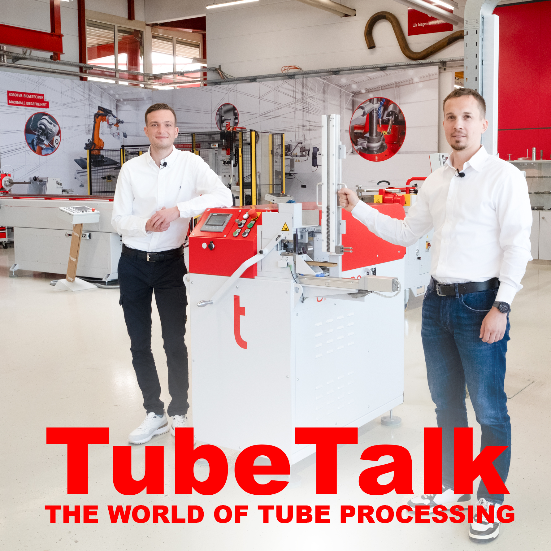 TubeTalk – Rohrbearbeitungsmaschine mit zwei Experten in moderner Fertigungsumgebung.