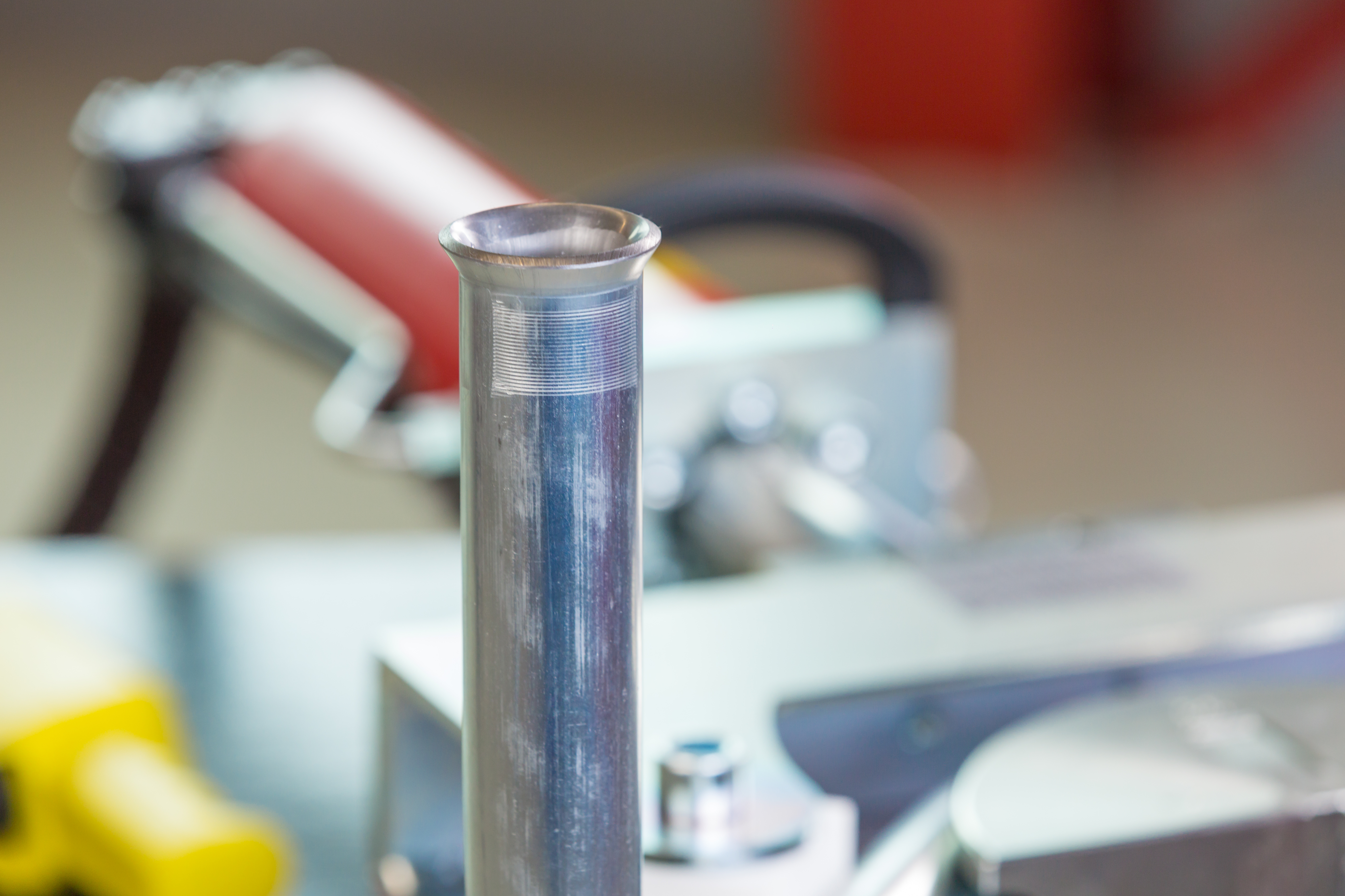 Metallrohr mit aufgeweitetem Rohrende in Rohrbearbeitungsmaschine.