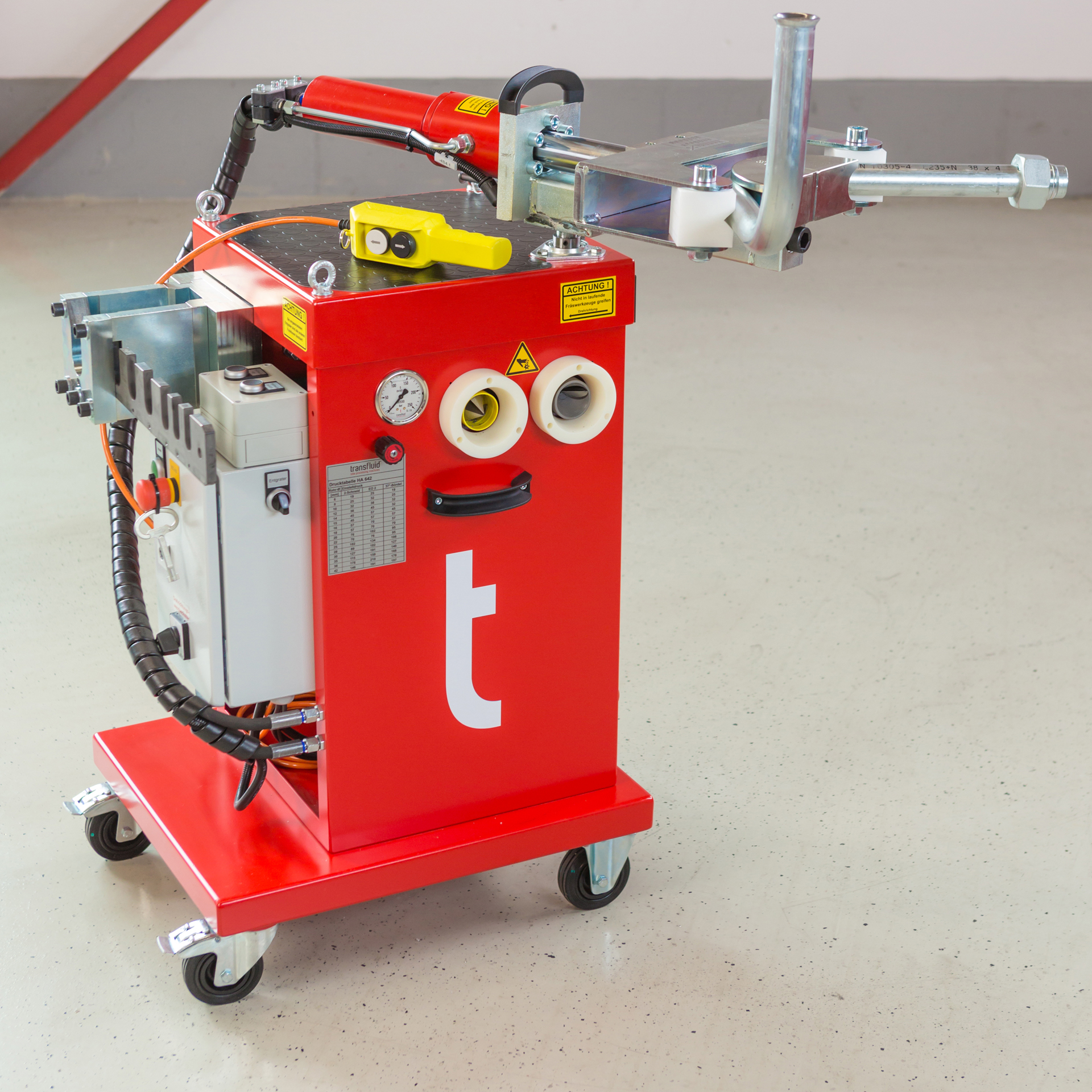 Mobile Rohrbiegemaschine t work MOBILELINE 42 mit eingespanntem Metallrohr.