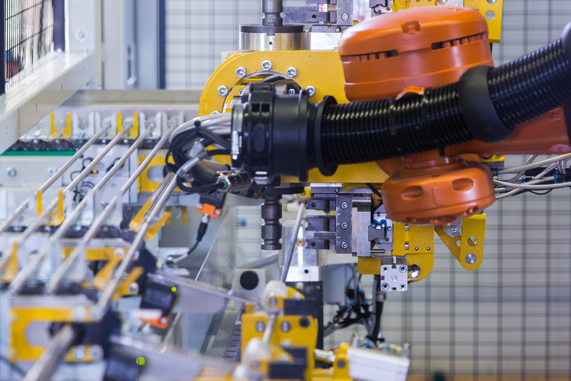 Industrieroboter beim automatisierten Biegen von Metallrohren mit integrierter Werkzeug- und Zuführeinheit.