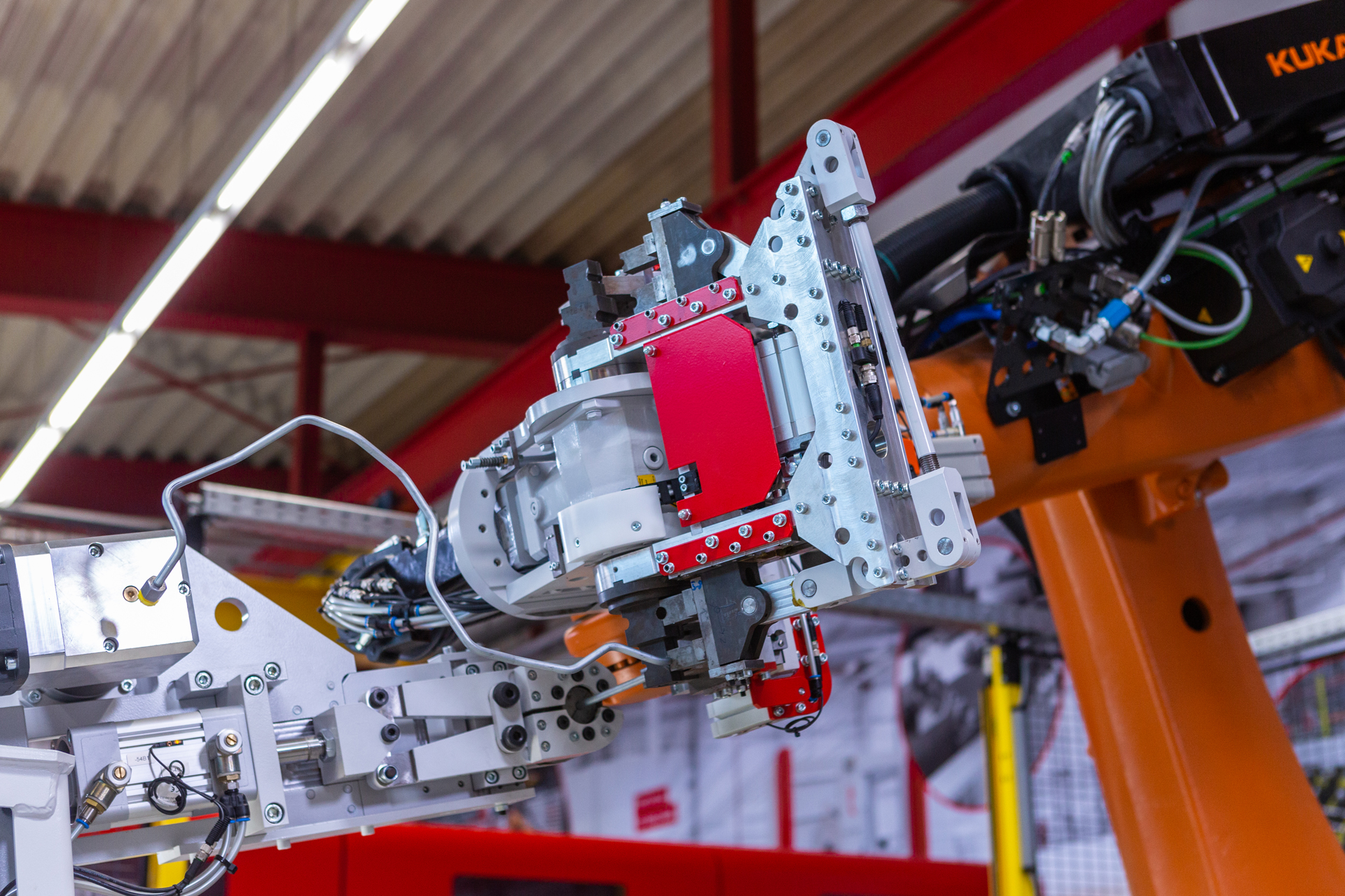 Industrieroboter mit Biegekopf für automatisiertes Rohrbiegen in moderner Produktionsanlage.