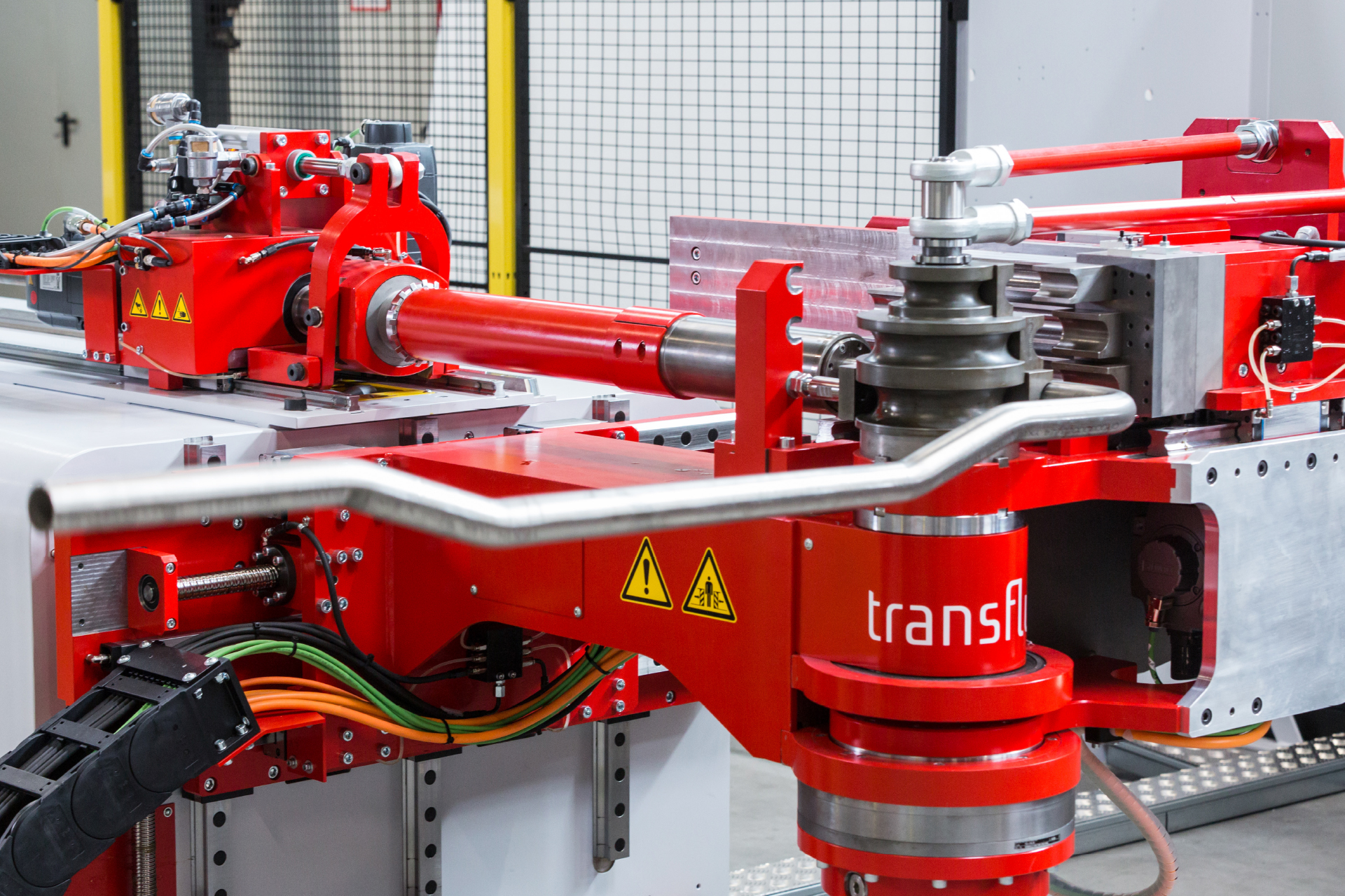 CNC-Rohrbiegemaschine aus der t bend PROLINE-Seie von transfluid beim Multilevel-Biegen eines Metallrohres mit mehreren Biegeebenen.