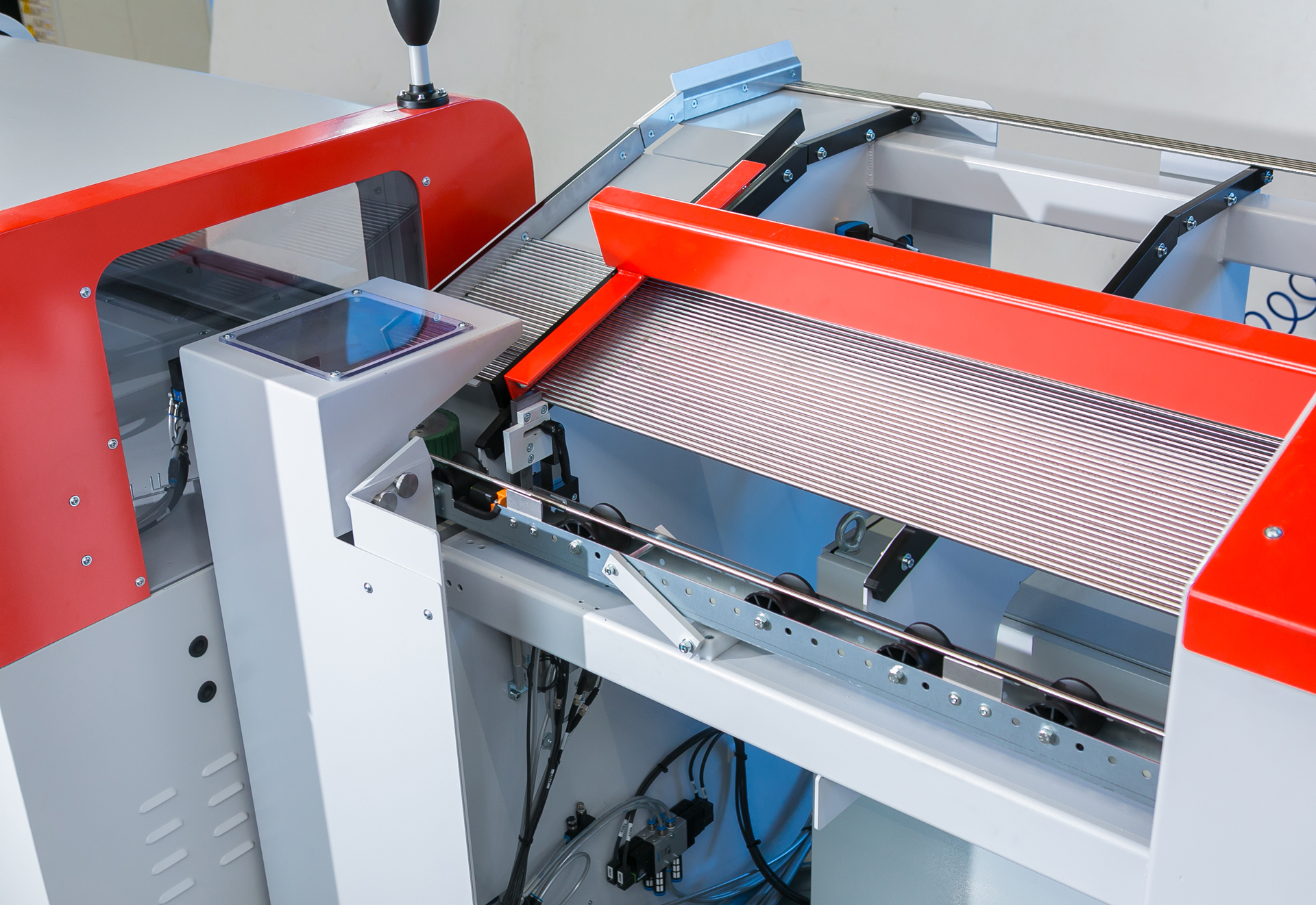 Automatisches Zuführsystem einer CNC Rohrtrennmaschine t cut ROTOLINE 28 mit Rollenbahn und Bedienpanel für präzise und effiziente Rohrbearbeitung.