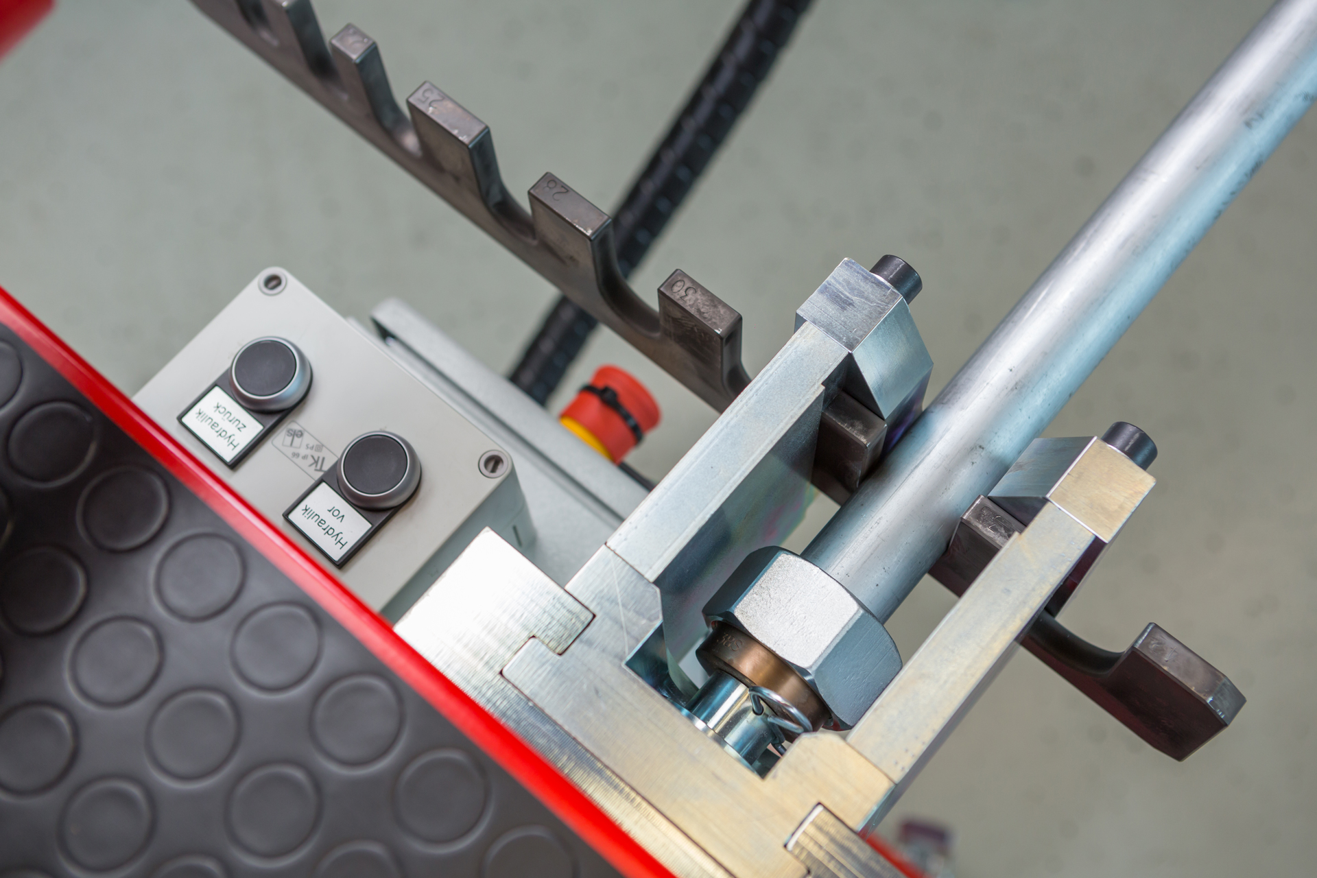 Vormontage einer Rohrverschraubung an CNC-Rohrbearbeitungsmaschine mit Spannsystem.