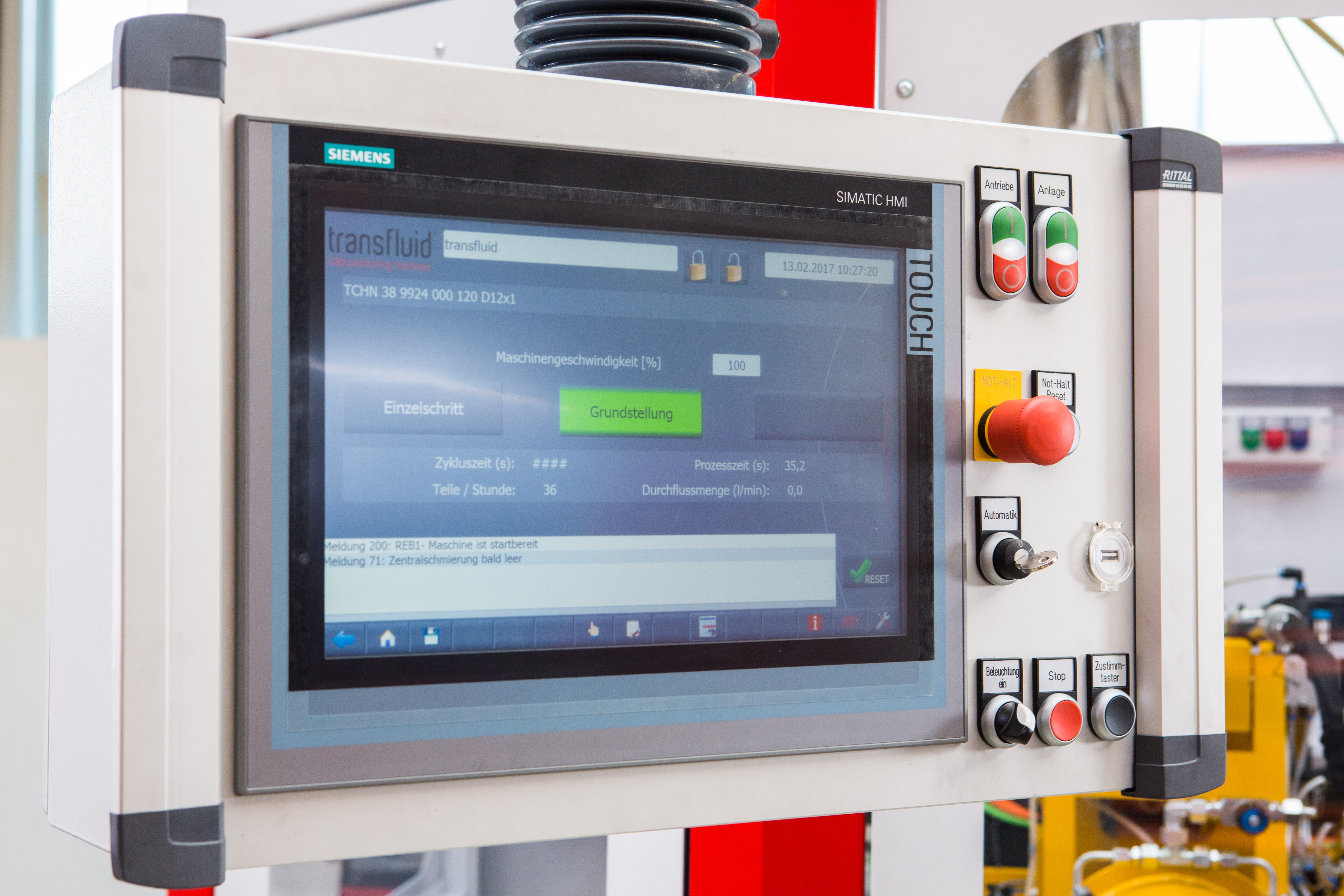 Siemens SIMATIC HMI Touchpanel zur Steuerung einer Rohrumformmaschine.