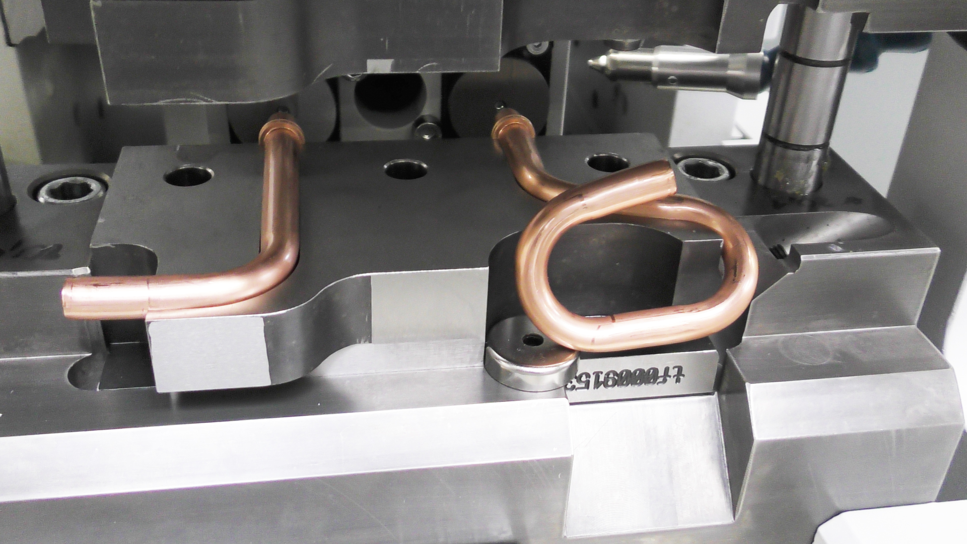 Metallrohr mit komplexer Biegung in einer Werkzeugaufnahme einer Rohrumformmaschine t form BOOSTLINE 32 von transfluid.