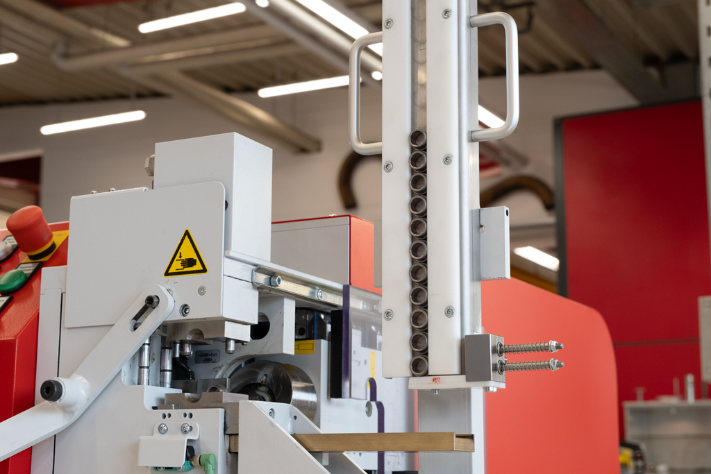 Magazin der t form FLARELINE 28 Rohrumformmaschine mit automatischer Zuführung von Rohrkomponenten.