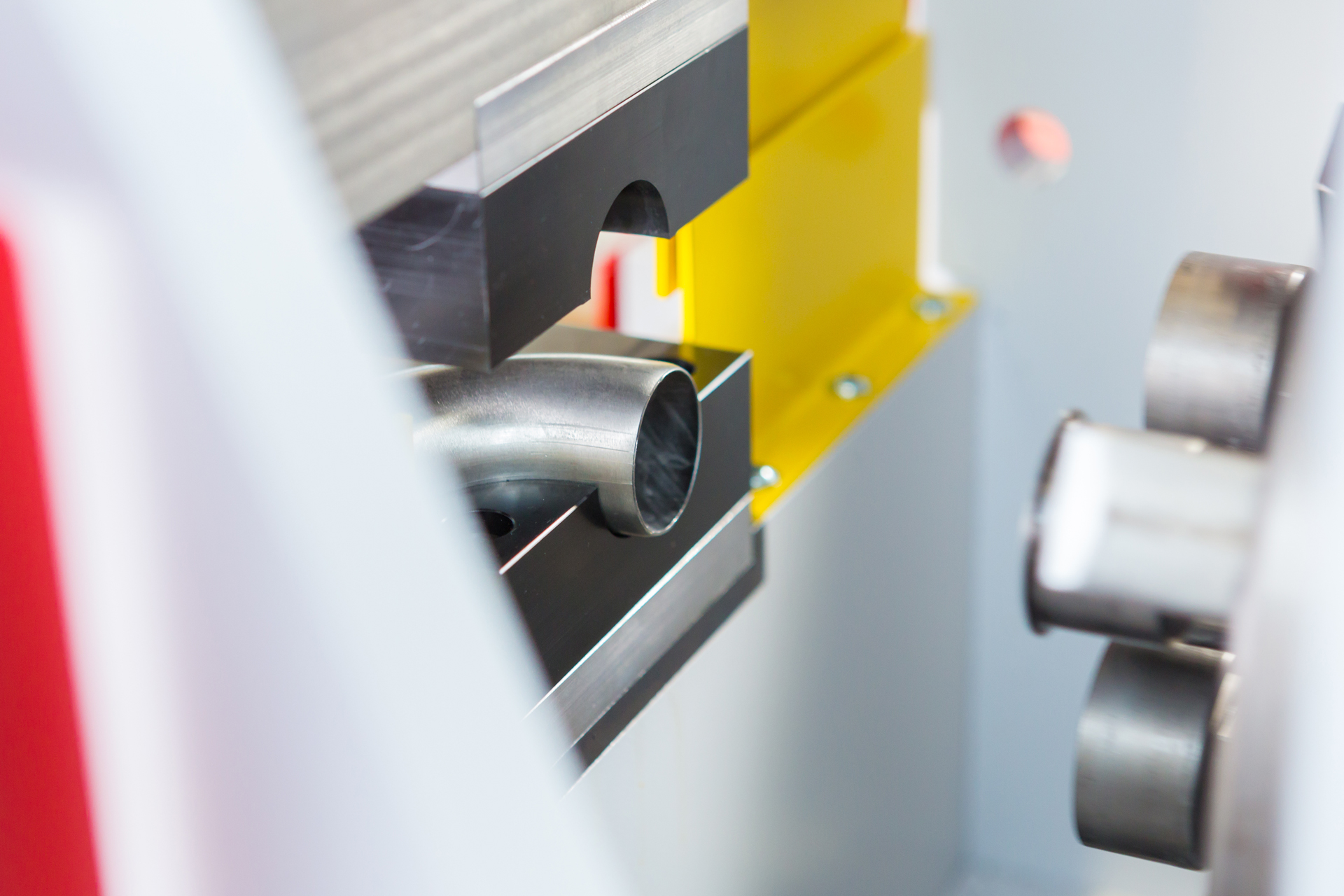 Metallrohr in einer Rohrumformmaschine während eines Schneid- oder Bearbeitungsprozesses.